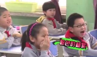 毕业生穿校服回母校看老师